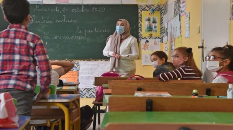 لوفيغارو: هكذا تريد الجزائر القضاء على التعليم بالفرنسية